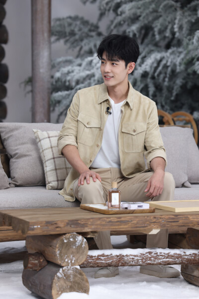 熠熠星辉，夜色启幕。
今晚20:00，与@RalphLauren拉夫劳伦香氛 全球代言人@肖战 ，共度「非凡之夜」。#拉夫劳伦俱乐部纽约香水新香上市# ​​​