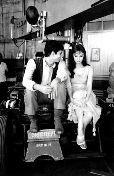 1959年，安东尼·博金斯与奥黛丽·赫本在《翠谷香魂》片场。 ​​​