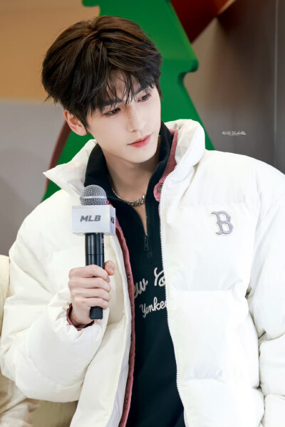 cr.WildBluebell·张凌赫