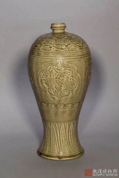 ▲金代 耀州窑青釉刻花花卉纹梅瓶 观复博物馆藏