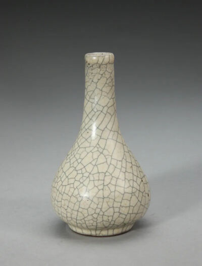 宋（元） 哥窑米色釉胆式瓶故宫博物院藏