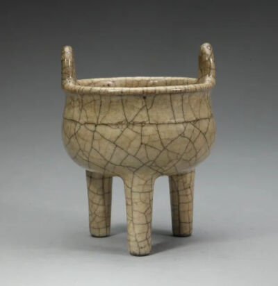 宋（元） 哥窑米黄釉双耳鼎式三足炉故宫博物院藏