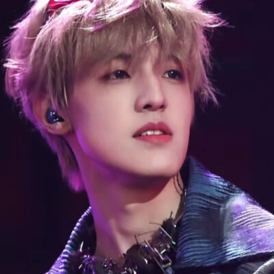 你问我在干嘛 ，我在滑手机 ，在各种软件来回穿梭 ，在接受各种碎片信息来消磨时间 ，来消磨你回消息的这段空白 ，我。在想你，