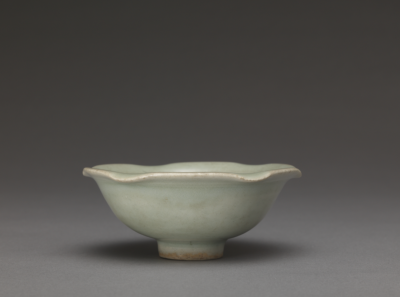 ▲南宋 龙泉窑青釉荷叶式小碗 故宫博物馆藏