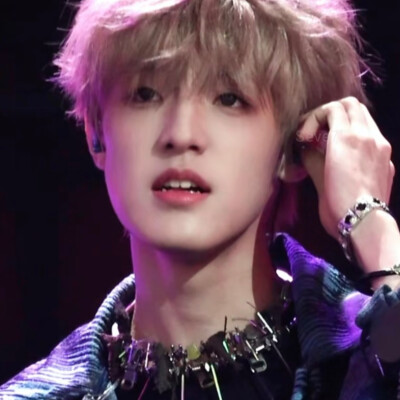 你问我在干嘛 ，我在滑手机 ，在各种软件来回穿梭 ，在接受各种碎片信息来消磨时间 ，来消磨你回消息的这段空白 ，我。在想你，