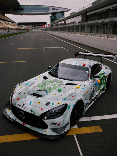 YIBO-OFFICIAL：
#王一博赛车新涂装是攀岩墙#
「练车日DAY 1」
新赛程，新皮肤(˵¯͒〰¯͒˵)
抓紧手点，出发咯！@UNIQ-王一博
祝大家冬至快乐～ ​​​