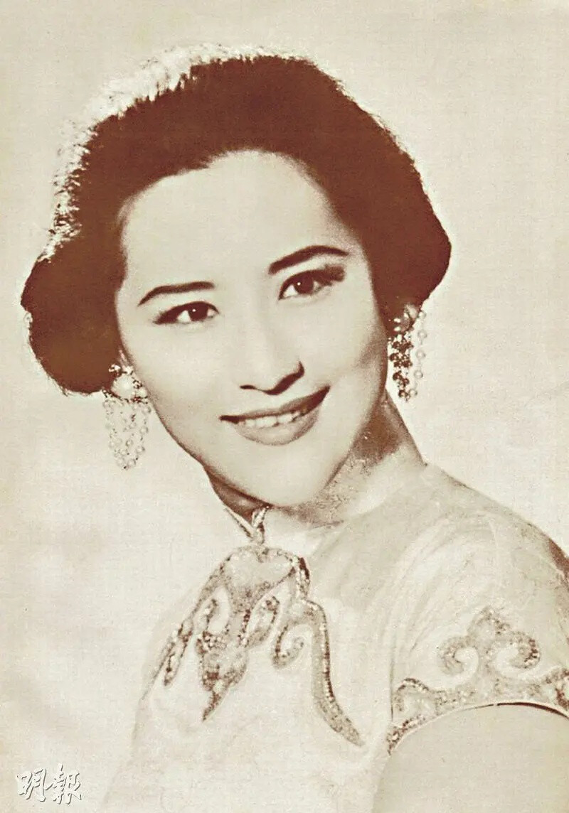 王莱（1927-2016），原名王德兰，北京出生，祖籍山东。25岁赴港发展，50、60年代活跃于香港影坛，出演百余部电影，风格多变，被誉为“千面女郎。她凭借《人之初》《推手》等作品多次荣获金马奖最佳女配角，是金马奖获奖最多的女演员之一。2016年因病去世，享年89岁，影坛传奇落幕。