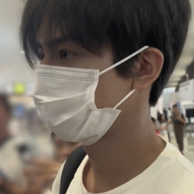 我们背对背拥抱