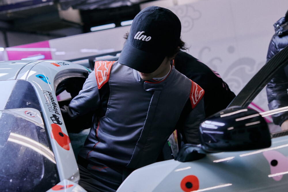 YIBO-OFFICIAL：
#王一博赛车新涂装是攀岩墙#
「练车日DAY 1」
新赛程，新皮肤(˵¯͒〰¯͒˵)
抓紧手点，出发咯！@UNIQ-王一博
祝大家冬至快乐～ ​​​