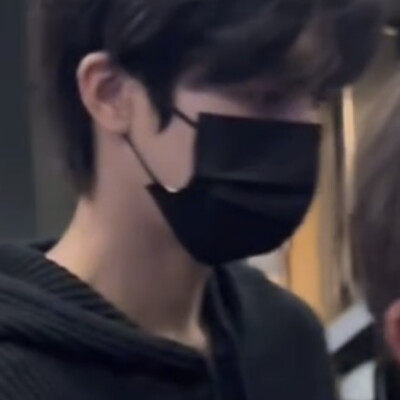 我们背对背拥抱