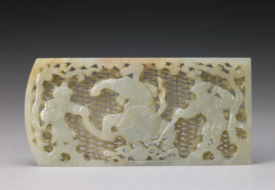 ▲明 青玉透雕戏狮图长方带板 故宫博物院藏