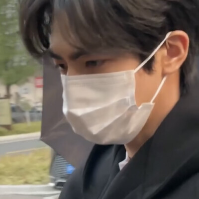 我们背对背拥抱