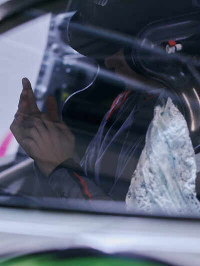 YIBO-OFFICIAL：
#王一博赛车新涂装是攀岩墙#
「练车日DAY 1」
新赛程，新皮肤(˵¯͒〰¯͒˵)
抓紧手点，出发咯！@UNIQ-王一博
祝大家冬至快乐～ ​​​