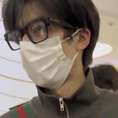 我们背对背拥抱