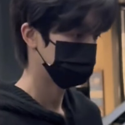 我们背对背拥抱