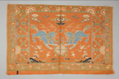 ▲清康熙 红色地双狮戏球纹锦 故宫博物院藏