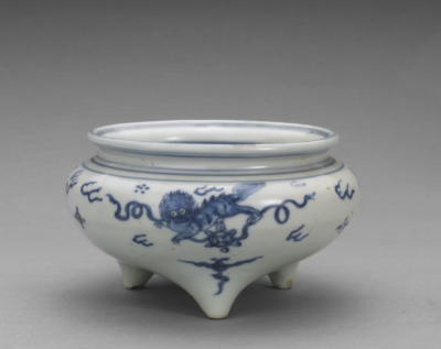 ▲明 青花狮子绣球纹三足炉 故宫博物院藏