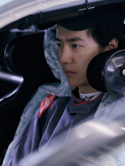 YIBO-OFFICIAL：
#王一博赛车新涂装是攀岩墙#
「练车日DAY 1」
新赛程，新皮肤(˵¯͒〰¯͒˵)
抓紧手点，出发咯！@UNIQ-王一博
祝大家冬至快乐～ ​​​