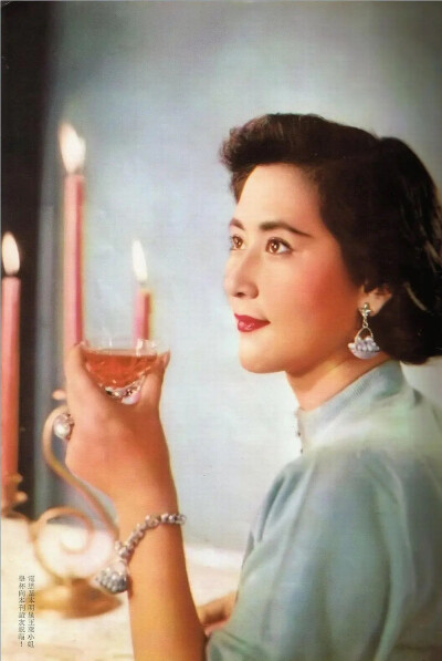 王莱（1927-2016），原名王德兰，北京出生，祖籍山东。25岁赴港发展，50、60年代活跃于香港影坛，出演百余部电影，风格多变，被誉为“千面女郎。她凭借《人之初》《推手》等作品多次荣获金马奖最佳女配角，是金马奖…