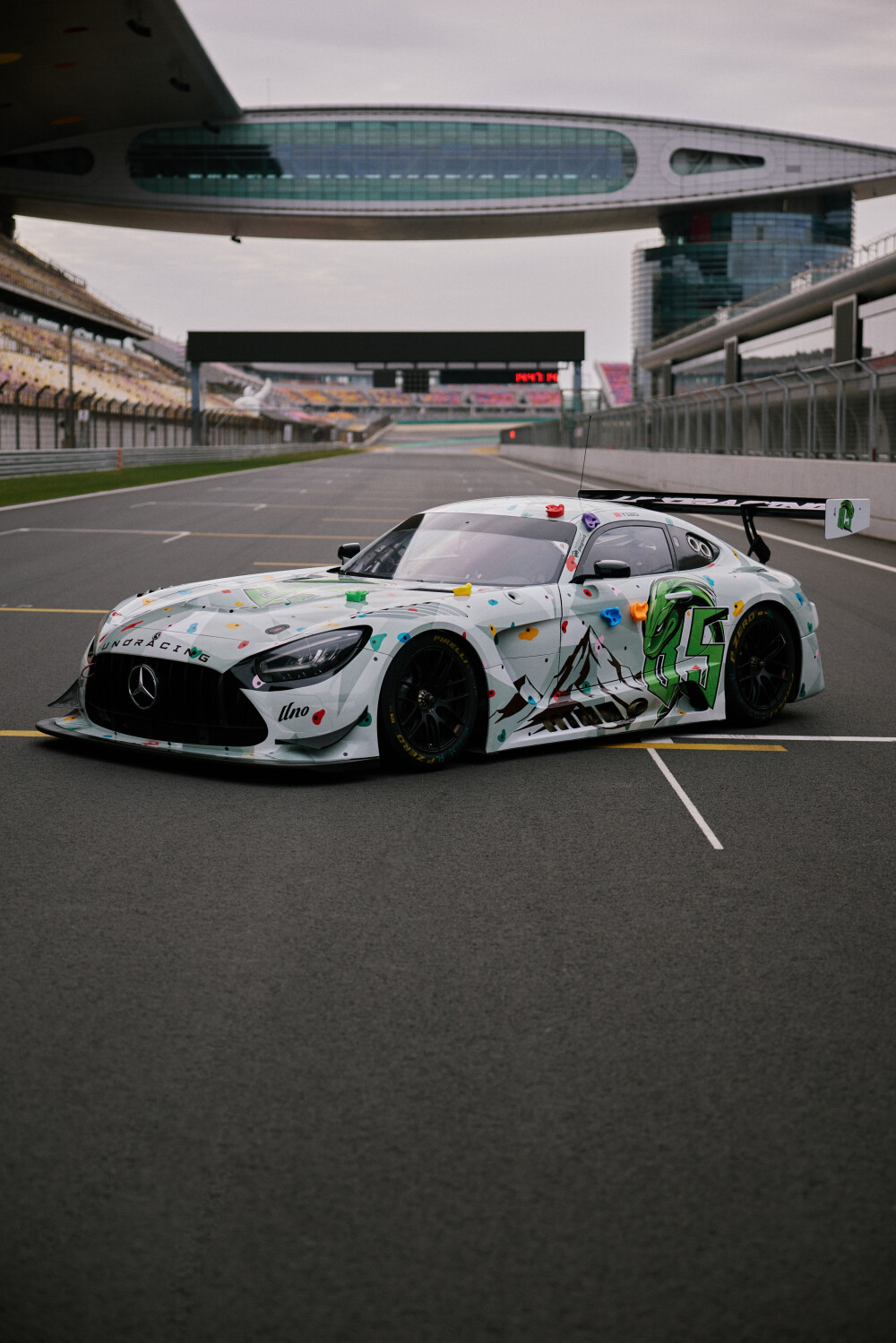 YIBO-OFFICIAL：
#王一博赛车新涂装是攀岩墙#
「练车日DAY 1」
新赛程，新皮肤(˵¯͒〰¯͒˵)
抓紧手点，出发咯！@UNIQ-王一博
祝大家冬至快乐～ ​​​