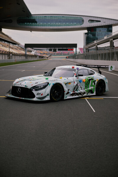 YIBO-OFFICIAL：
#王一博赛车新涂装是攀岩墙#
「练车日DAY 1」
新赛程，新皮肤(˵¯͒〰¯͒˵)
抓紧手点，出发咯！@UNIQ-王一博
祝大家冬至快乐～ ​​​