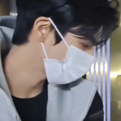 我们背对背拥抱