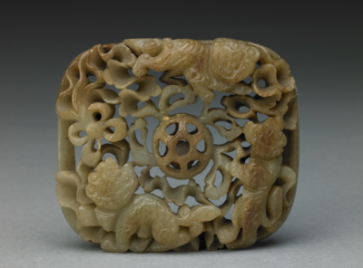 ▲元 白玉透雕狮戏图嵌件 故宫博物院藏