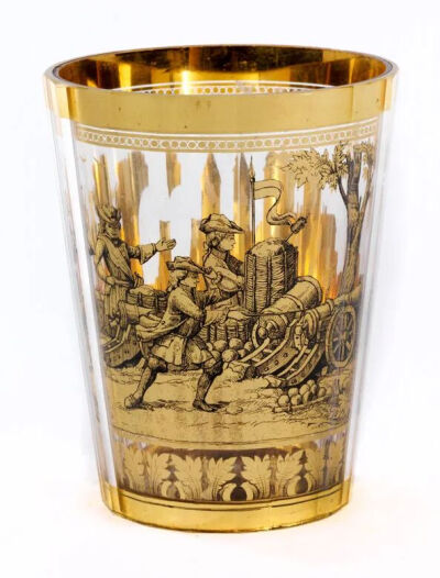 ▲ 波西米亚夹金玻璃杯《战斗主题》（1870）高8厘米私人收藏