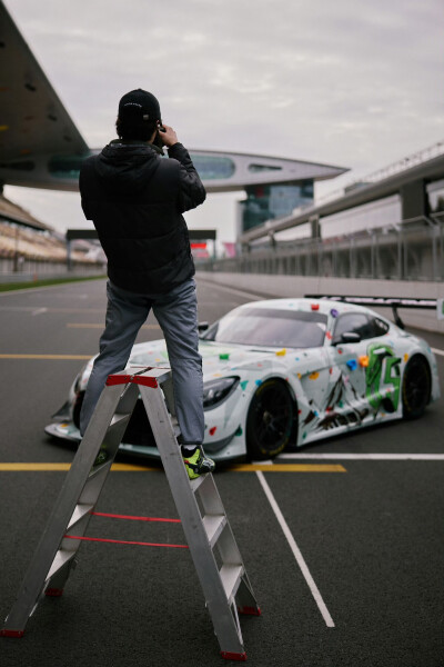 #王一博[超话]# · #YIBO MOMENT#
「练（拍）车日 」
85号赛车手的车内随拍[哇]
&
摄影师小王的工作抓拍[嘘]@UNIQ-王一博 ​​​