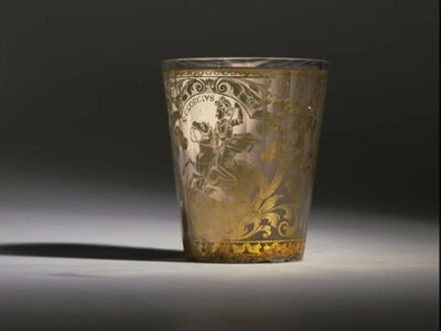 ▲ 波西米亚夹金玻璃杯（十八世纪中期）高度9厘米现藏于伦敦维多利亚与阿尔伯特博物馆