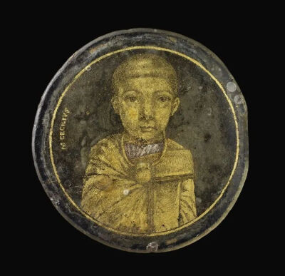 ▲ 仿古罗马夹金玻璃人物像徽章（十九世纪）现藏于伦敦大英博物馆