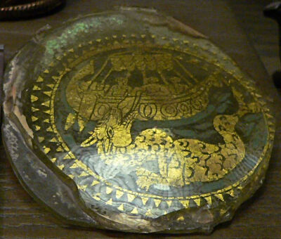 ▲ 罗马夹金玻璃碗底《约拿和鲸鱼》（约公元四世纪）现藏于巴黎卢浮宫