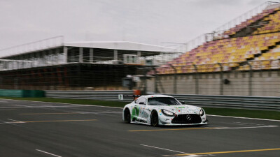 #王一博[超话]# · #王一博赛车新涂装是攀岩墙#
「练车日 」
新赛程，新皮肤[打call]
抓紧手点，出发咯！@UNIQ-王一博
祝大家冬至快乐～[羞嗒嗒][羞嗒嗒] ​​​