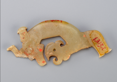 ▲商 白玉透雕龙纹佩 故宫博物院藏