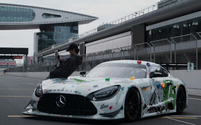 #王一博[超话]# · #YIBO MOMENT#
「练（拍）车日 」
85号赛车手的车内随拍[哇]
&
摄影师小王的工作抓拍[嘘]@UNIQ-王一博 ​​​