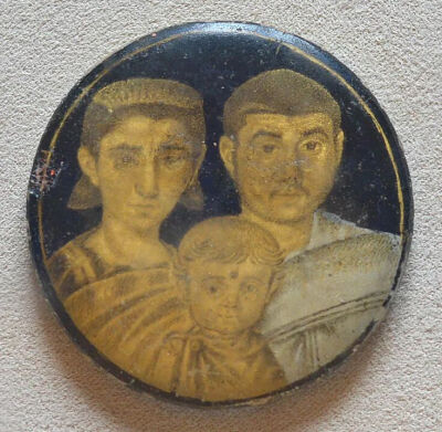 ▲ 古罗马夹金玻璃肖像（约公元三、四世纪）现藏于梵蒂冈博物馆