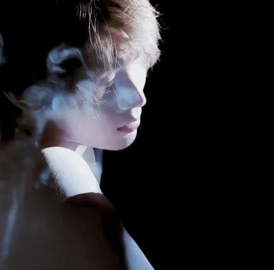 “我曾捡到一束光，日落时还给了太阳，我知道那不是我的太阳，但有一刻，太阳确实照在了我身上。
那是一束温暖的光芒，瞬间驱散了我内心的阴霾，给予了我前行的勇气和希望。”
当然，你早已不再是我的太阳，但那些美…