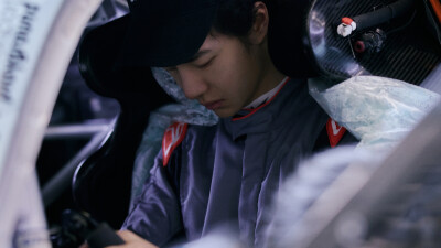 YIBO-OFFICIAL：
#YIBO MOMENT#
「练（拍）车日DAY 2」
85号赛车手的车内随拍
&
摄影师小王的工作抓拍@UNIQ-王一博 ​​​