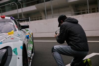 YIBO-OFFICIAL：
#YIBO MOMENT#
「练（拍）车日DAY 2」
85号赛车手的车内随拍
&
摄影师小王的工作抓拍@UNIQ-王一博 ​​​