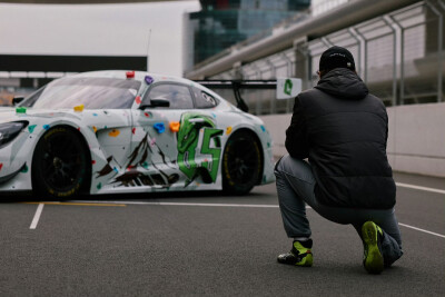 #王一博[超话]# · #YIBO MOMENT#
「练（拍）车日 」
85号赛车手的车内随拍[哇]
&
摄影师小王的工作抓拍[嘘]@UNIQ-王一博 ​​​