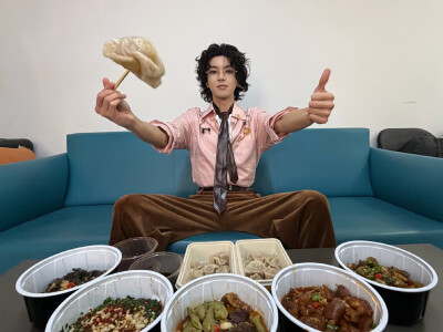 一碗饺子香，暖透寒冬夜。
冬至如约，岁月向暖。
冬至福至，美好如期而至。
冬至阳生春又来，愿君安康常相伴。
冬藏万物，至味是家的温暖。
冬至雪落，烟火可亲。
在最长的夜里，等一场春的照面。
昼短情长，饺子暖…