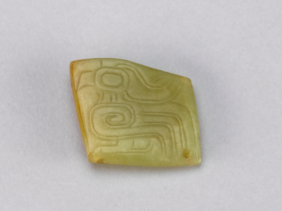 ▲商  青玉凤纹残件  故宫博物院藏