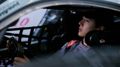 #王一博[超话]# · #YIBO MOMENT#
「练（拍）车日 」
85号赛车手的车内随拍[哇]
&
摄影师小王的工作抓拍[嘘]@UNIQ-王一博 ​​​