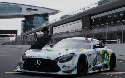 YIBO-OFFICIAL：
#YIBO MOMENT#
「练（拍）车日DAY 2」
85号赛车手的车内随拍
&
摄影师小王的工作抓拍@UNIQ-王一博 ​​​