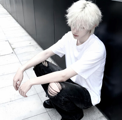 “我曾捡到一束光，日落时还给了太阳，我知道那不是我的太阳，但有一刻，太阳确实照在了我身上。
那是一束温暖的光芒，瞬间驱散了我内心的阴霾，给予了我前行的勇气和希望。”
当然，你早已不再是我的太阳，但那些美…