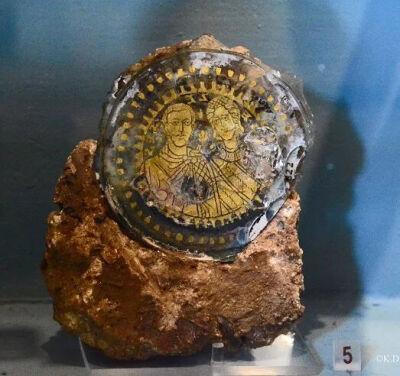 ▲ 古罗马夹金玻璃肖像（约公元三世纪）现藏于梵蒂冈博物馆