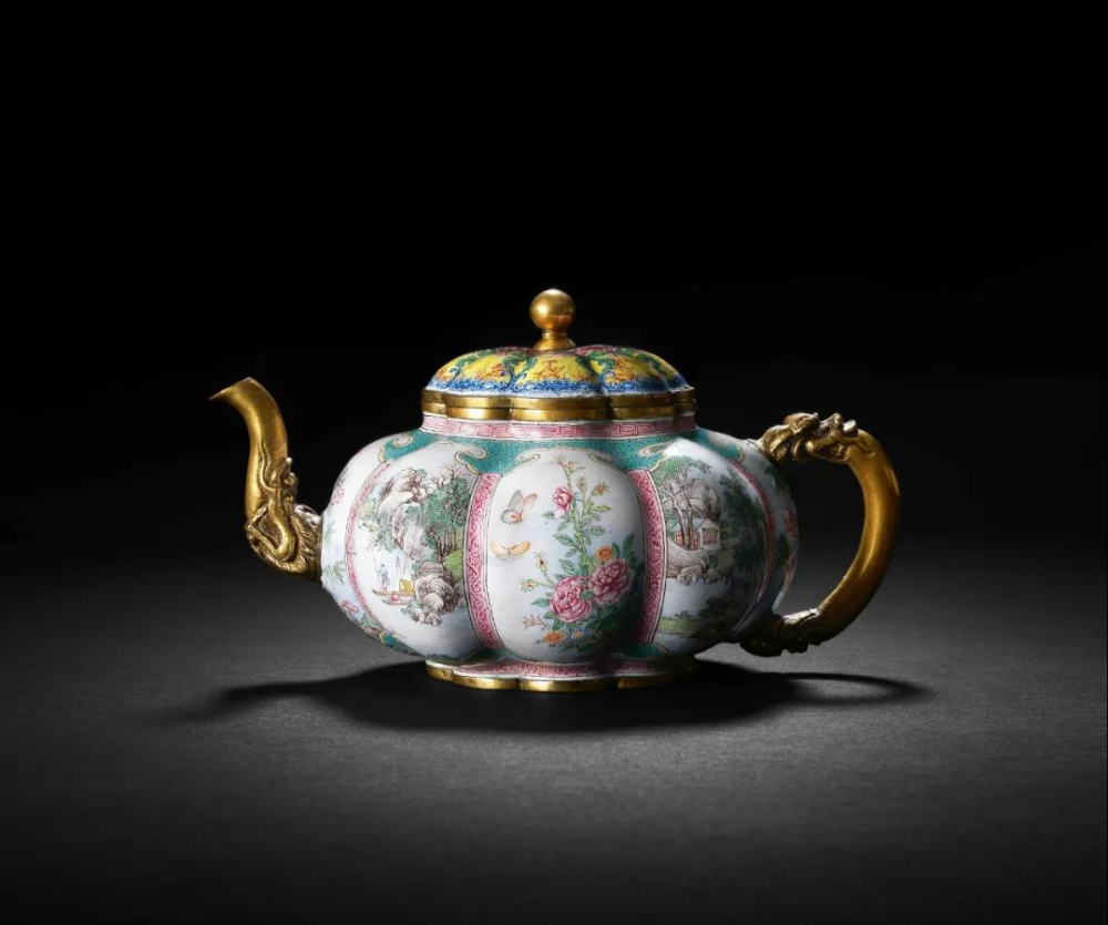 ▲ 清乾隆 御制画珐琅瓜棱式壶英国邦瀚斯拍品