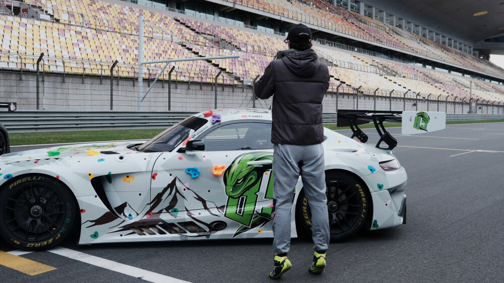 YIBO-OFFICIAL：
#YIBO MOMENT#
「练（拍）车日DAY 2」
85号赛车手的车内随拍
&
摄影师小王的工作抓拍@UNIQ-王一博 ​​​