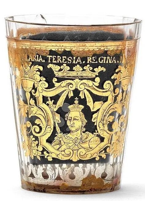 ▲ 波西米亚夹金玻璃杯《神罗皇后玛丽亚·特蕾西娅肖像》（1730-1750）高度8.7厘米私人收藏