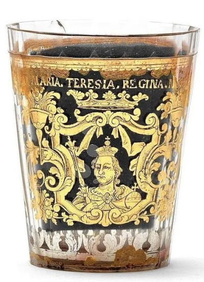 ▲ 波西米亚夹金玻璃杯《神罗皇后玛丽亚·特蕾西娅肖像》（1730-1750）高度8.7厘米私人收藏